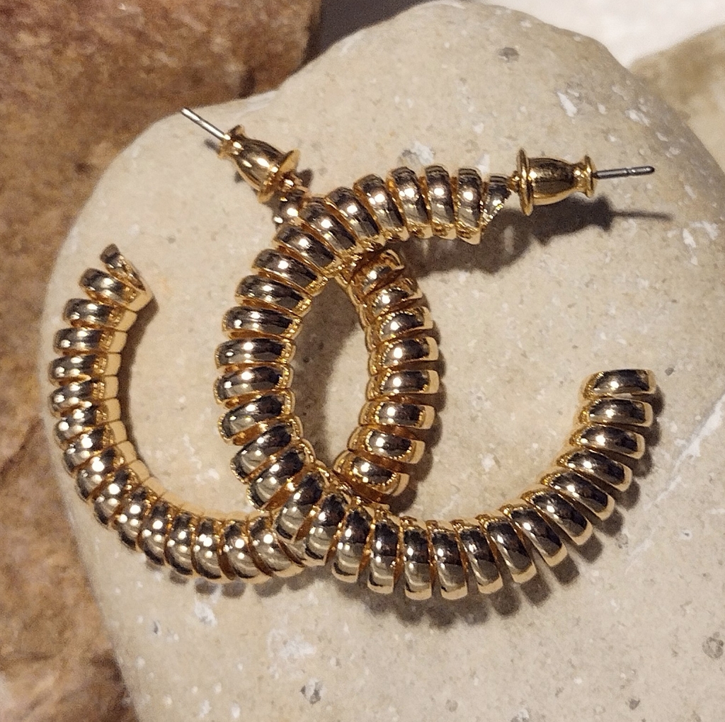 Kenneth Jay Lane Coil Hoop Dangle Earrings Gold Tone 32$